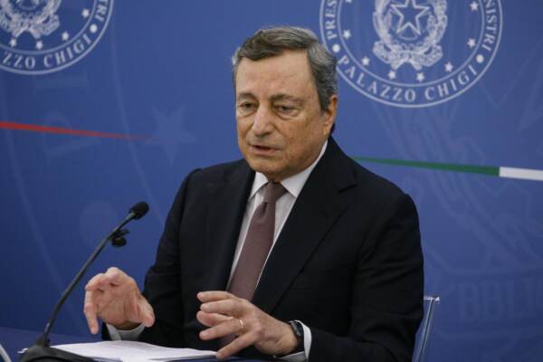 Draghi stoppa il dibattito: Obbligo vaccinale, terza dose ed estensione green pass