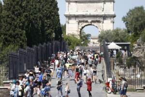Roma, Carabinieri effettuano il servizio di controllo e sanzione dei saltafila al Colosseo