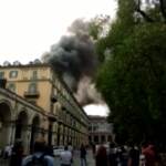 Torino, le fiamme divorano l’ultimo piano di un palazzo in centro città