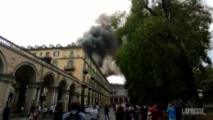 Torino, le fiamme divorano l’ultimo piano di un palazzo in centro città