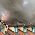 Torino, palazzo in fiamme: “situazione critica”. Esplodono bombole del gas nelle mansarde