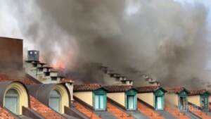 Torino, palazzo in fiamme: “situazione critica”. Esplodono bombole del gas nelle mansarde