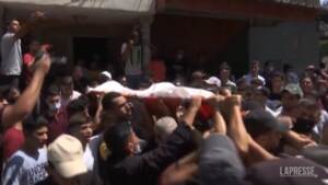 Gaza, in centinaia ai funerali di un palestinese ucciso durante le proteste