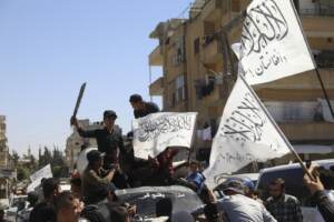 Si festeggia a Idlib il successo afgano Talebani