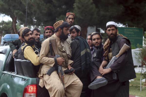 Afghanistan, forze speciali talebane prendono il controllo dell'aeroporto di Kabul