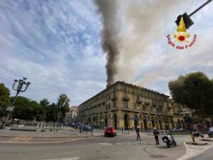 Torino, incendio in un palazzo vicino alla stazione di Porta Nuova