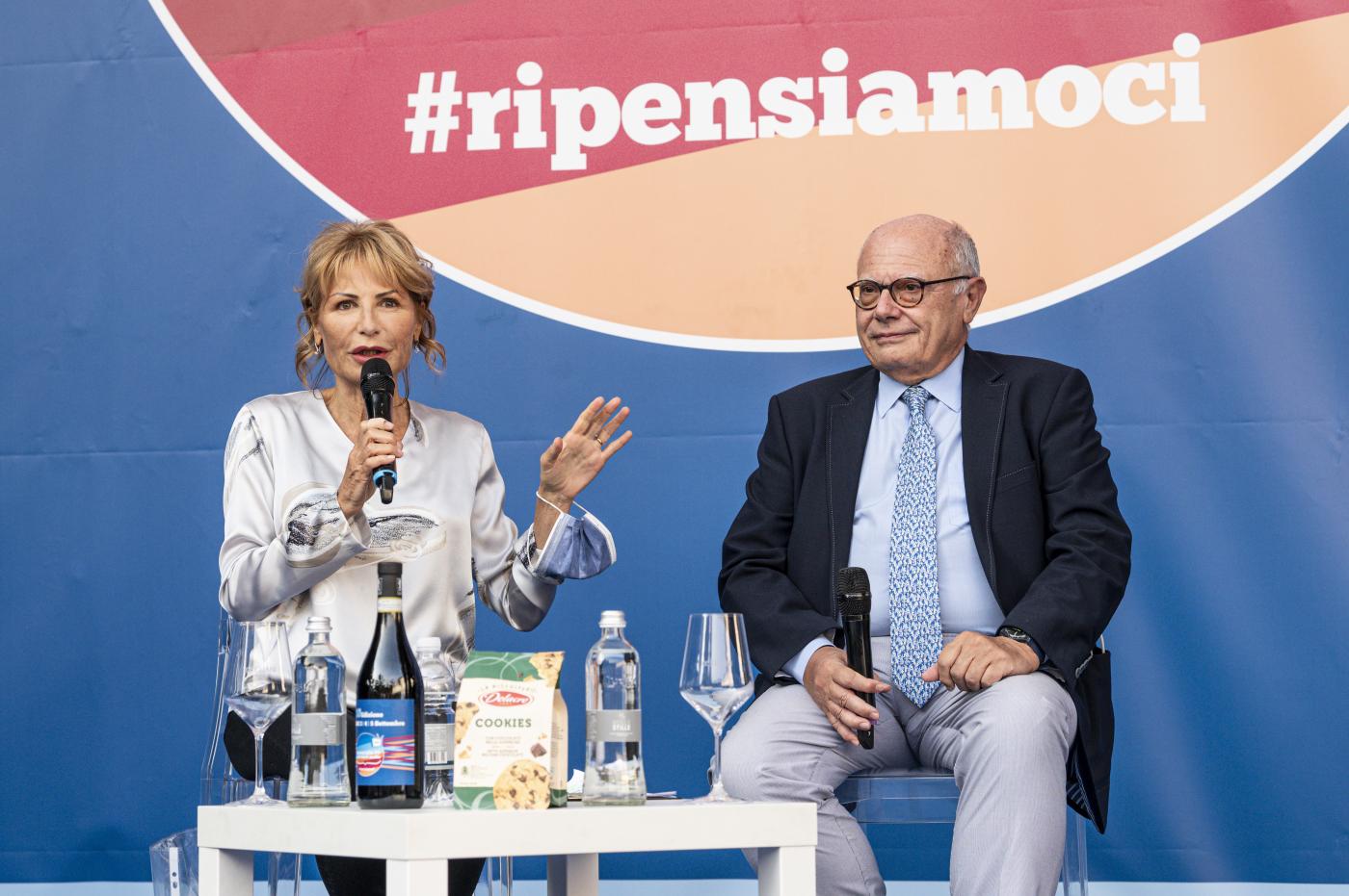 Al via la decima edizione del Festival della TV e dei nuovi media di Dogliani – GALLERY Al via la decima edizione del Festival della TV e dei nuovi media di Dogliani – GALLERY