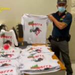 Napoli, t-shirt inneggiano alla Camorra: sequestrate 50 magliette