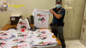 Napoli, t-shirt inneggiano alla Camorra: sequestrate 50 magliette