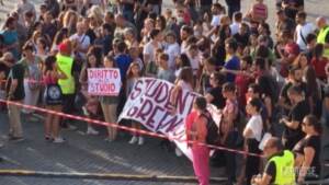 Roma, tornano in piazza i No Vax: presenti anche insegnanti e studenti