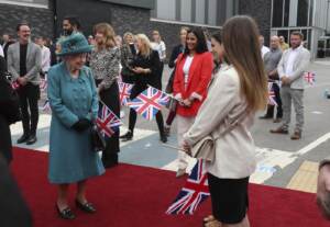 Manchester, regina Elisabetta II sul set della serie televisiva Coronation Street