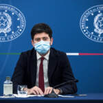 Speranza: “Piu’ vaccini o si rischiano restrizioni”. Poi apre il G20 della Salute: “Non siano privilegio di pochi nel mondo”