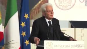 Vaccini, Mattarella: “Sottrarsi mette anche in pericolo vita altrui”