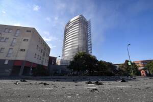 Milano, incendio carbonizza il palazzo Torre del Moro: il giorno dopo