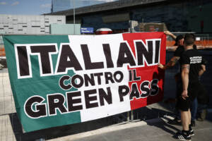 Coronavirus Roma, protesta contro il Green Pass sui treni a lunga percorrenza