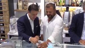 Napoli, Conte al Rione Sanità: la pizza, il caffè e il saluto alla nonna ultracentenaria