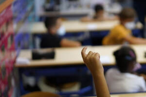 Francia, presidente Macron visita una scuola primaria in occasione del nuovo anno accademico