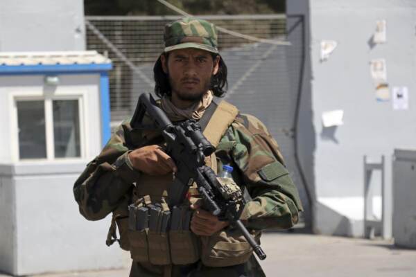 Afghanistan, riprendono voli interni dall'aeroporto di Kabul sotto il controllo dei talebani