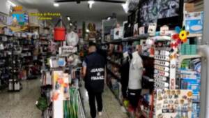 Palermo, blitz della finanza in un negozio cinese: sequestrati 78mila articoli contraffatti