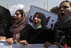 Afghanistan, proteste contro il Pakistan a Kabul: i talebani sparano in aria