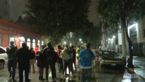 Terremoto Messico, le persone in strada subito dopo la scossa