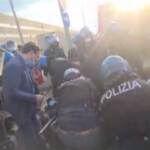 Milano, presidio operai logistica a Pozzuolo Martesana: tensione con la polizia