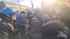 Milano, presidio operai logistica a Pozzuolo Martesana: tensione con la polizia