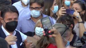 Milano, bagno di folla per Conte che sbaglia il nome della candidata Layla Pavone