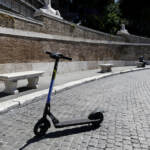 Roma, si scontra con auto: morto 34enne a bordo di un monopattino