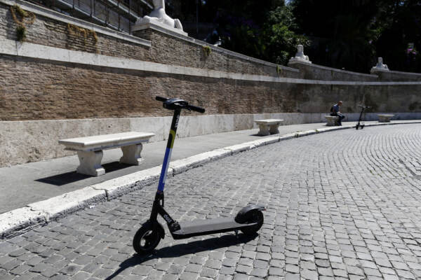 Roma, si scontra con auto: morto 34enne a bordo di un monopattino