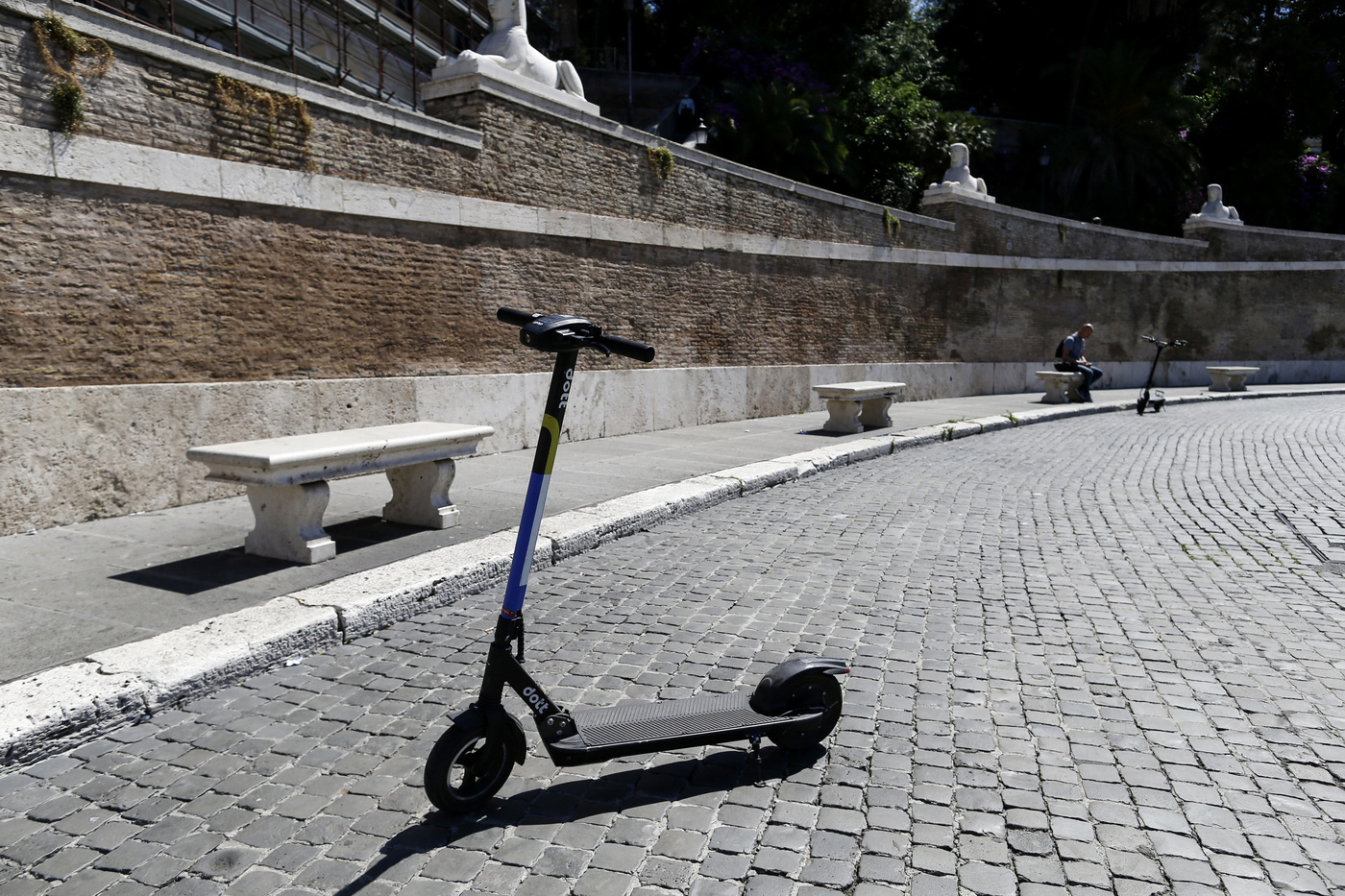 Codice strada, scattano le nuove regole: casco sui monopattini e stretta all’alcol