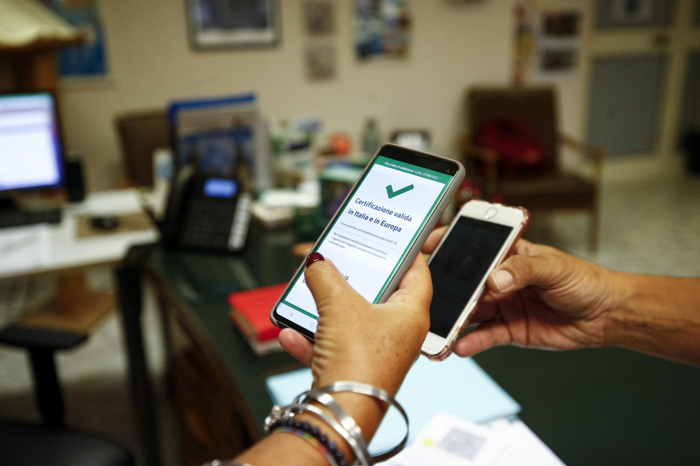 Green pass, sì a obbligo per mense e pulizie a scuola e Rsa. La Lega pensa all’astensione alla Camera