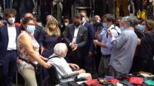 Milano, Conte al mercato: “Io come Berlinguer? Paragone che mi onora”