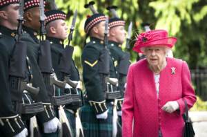 La Regina Elisabetta ispeziona il Balaklava Company, 5 Battalion