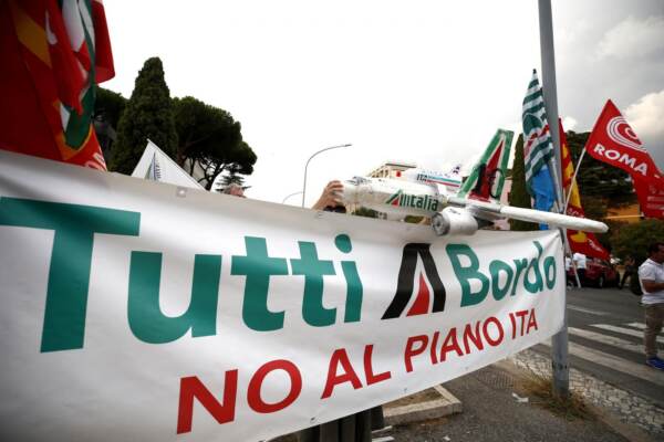 Roma, Manifestazione dei lavoratori Alitalia davanti alla sede di ITA