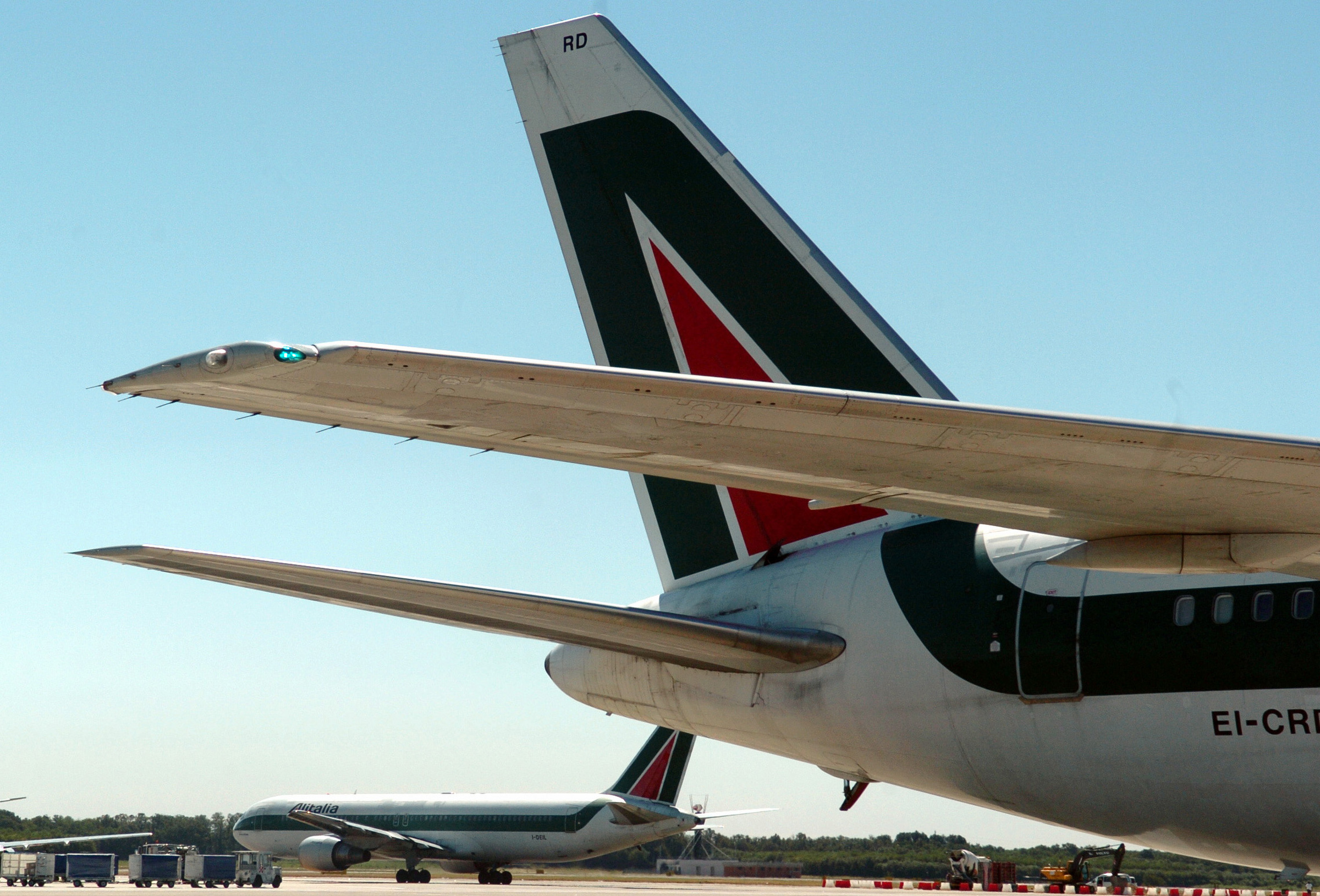 Alitalia, Ue: “Aiuti da 900 milioni illegali. L’Italia li recuperi”. Ok a Ita