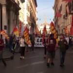 Alitalia, corteo Usb non autorizzato sfila per le vie di Roma
