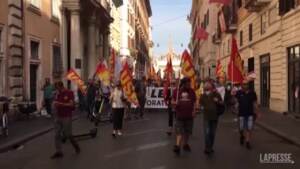 Alitalia, corteo Usb non autorizzato sfila per le vie di Roma
