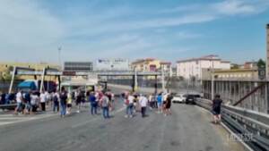 Napoli, operai Whirpool ancora in piazza: bloccato il porto