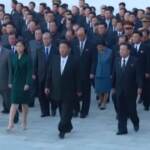 Corea del Nord, Kim Jong-Un e la moglie al Palazzo del Sole: omaggio al padre e al nonno