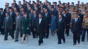 Corea del Nord, Kim Jong-Un e la moglie al Palazzo del Sole: omaggio al padre e al nonno