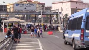 Whirlpool, operai bloccano il Porto di Napoli: “Il 15 saremo a Roma con o senza invito”