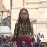 Vaticano, la bambola siriana Amal arriva in piazza San Pietro