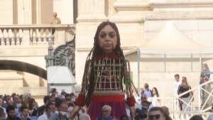 Vaticano, la bambola siriana Amal arriva in piazza San Pietro