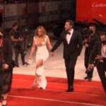 Venezia 78, Ben Affleck e J-Lo illuminano il red carpet