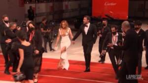 Venezia 78, Ben Affleck e J-Lo illuminano il red carpet