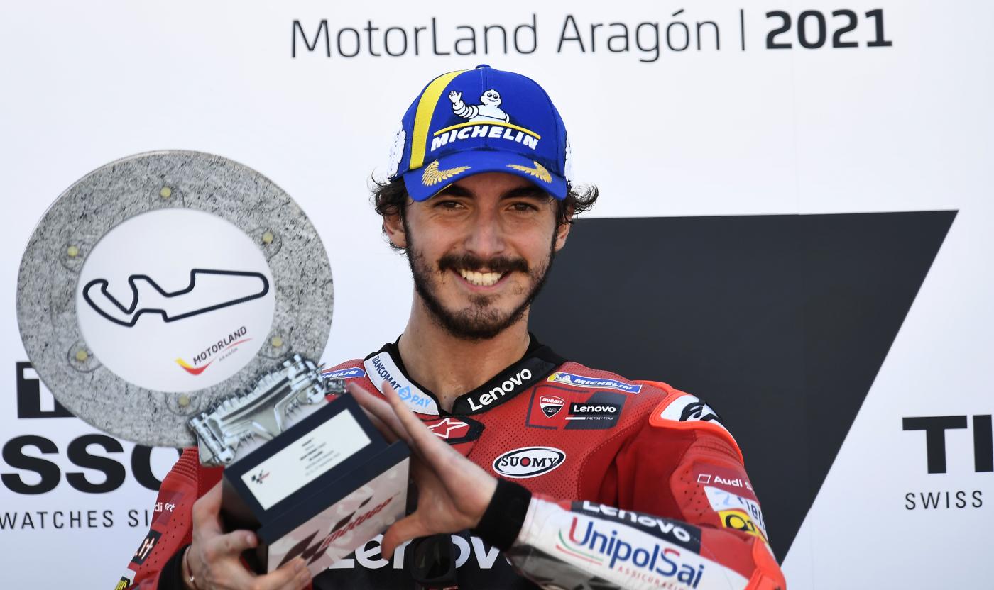 MotoGP, Bagnaia realizza il suo sogno: trionfo ad Aragon davanti a Marquez