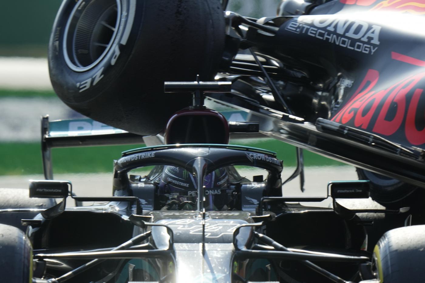Gp Italia: a Monza scontro tra Verstappen e Hamilton, entrambi fuori gara