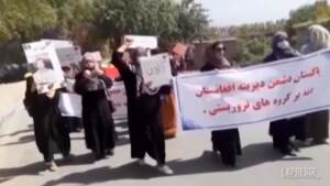 Afghanistan, nuova protesta delle donne contro il regime talebano