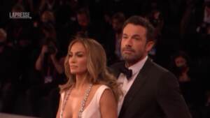 Venezia 78, JLo e Ben Affleck sul red carpet: lui riporta l’attenzione sul film